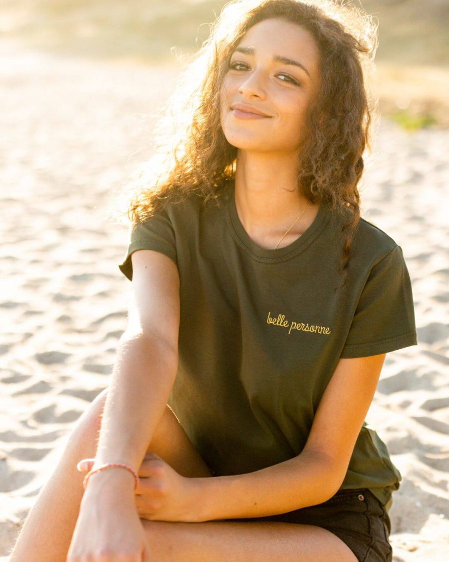 T-shirt kaki, broderie belle personne au fil d'or